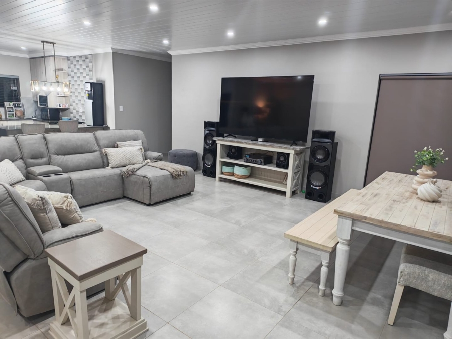 To Let 3 Bedroom Property for Rent in Flamwood North West